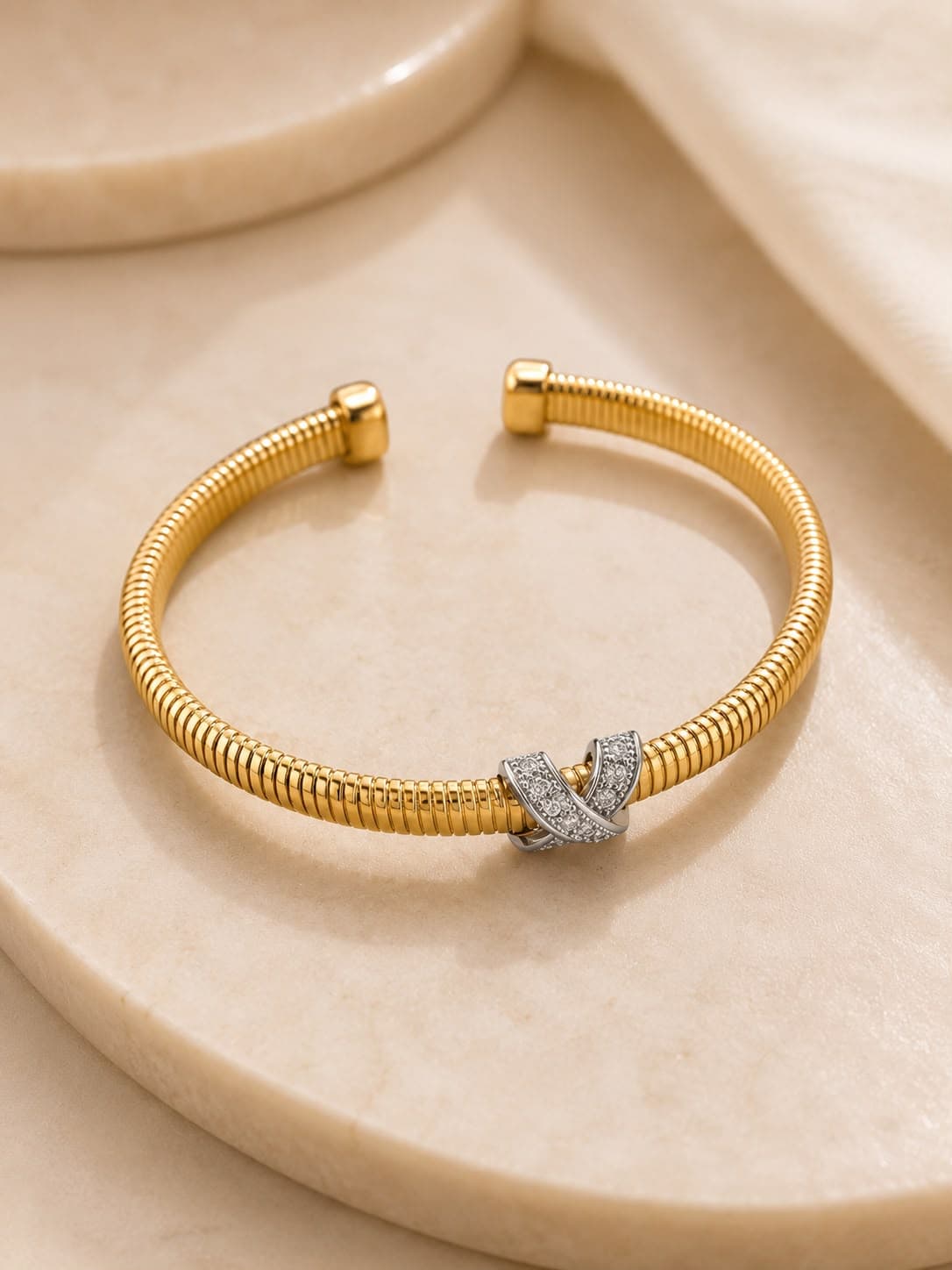 Scarlett gold tubogas cuff detail