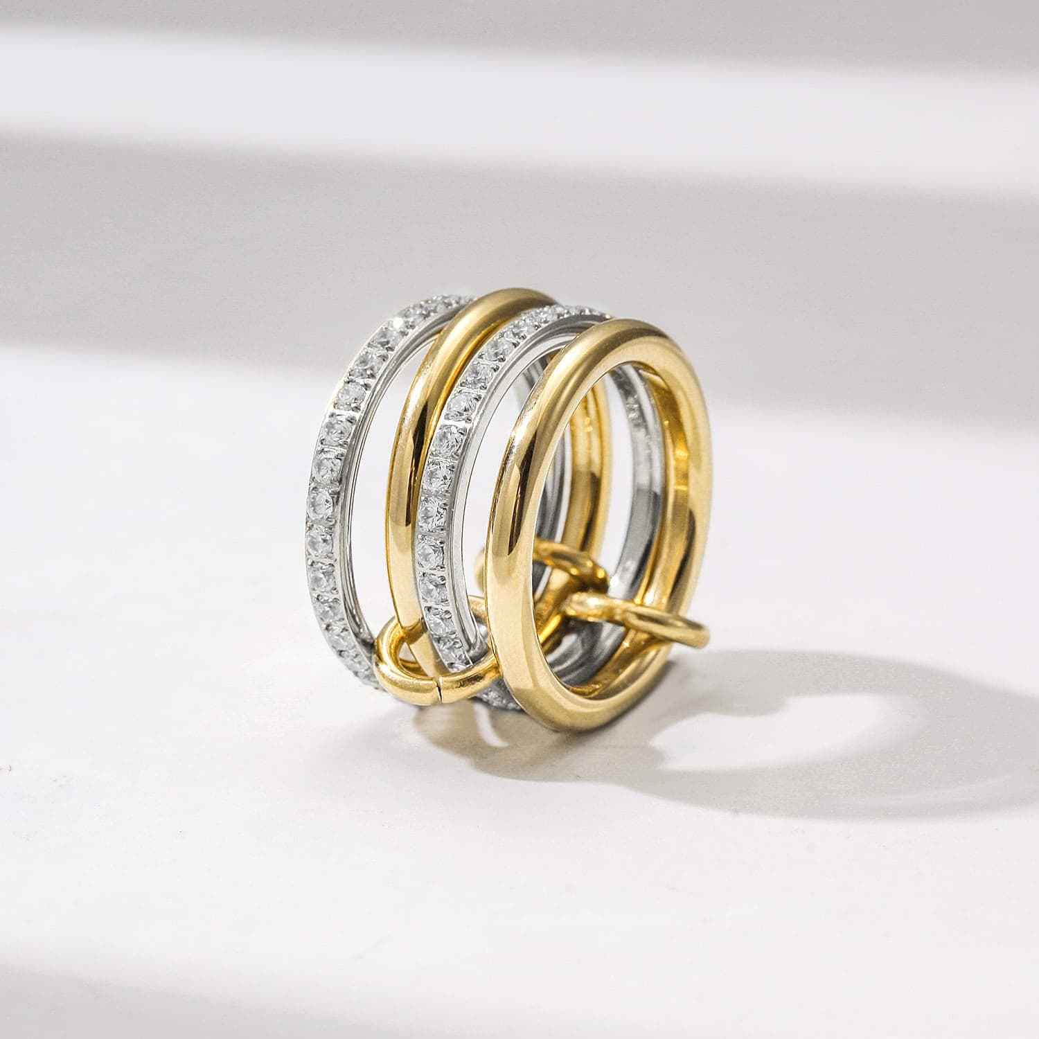 Violet two-tone linked band ring